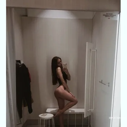 Висока модель розігріє вечір до межі