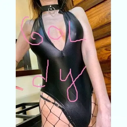 нижний на коленях перед Красивой Госпожой.