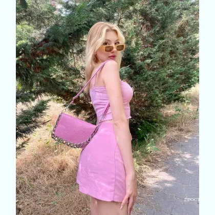 Миниатюрная девочка с формами — просто приходи за уютом