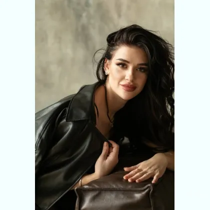 Зріла жінка запрошує на утренній релакс