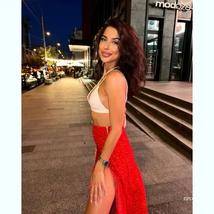 Гламурна дівчина з гарячими формами для тебе