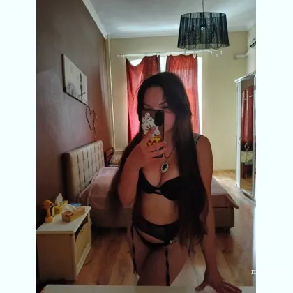 Веселі подружки з ніжними дотиками запрошують у гості