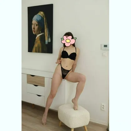 Стройная ухоженная милая леди пригласит джентльмена в гости