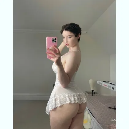 Привітна дівчина для королівського комфорту та відпочинку