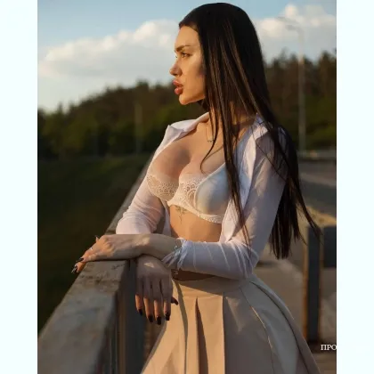 Дві подружки запрошують на розкішний вечір