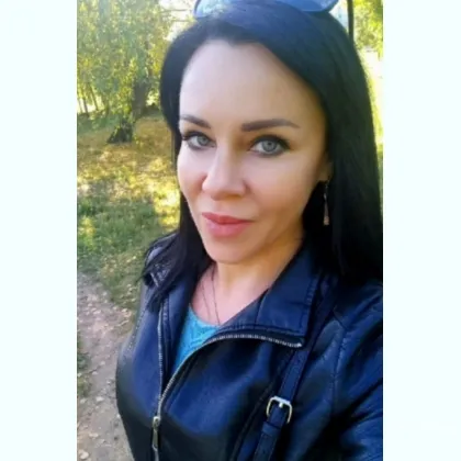 Красуня скучає.