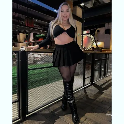 Нова блондинка з шикарною фігурою попка як.горіх грудь4 смачна солодка