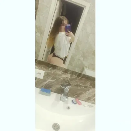 Молоденька дівчина розкішною фігуркоюі накачаними губками. Фотки мої