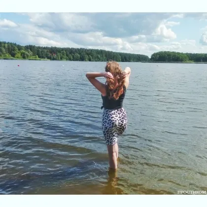 Молоденька дівчина з розкішною фігуркоюі накaчаними губками. Фотки мої